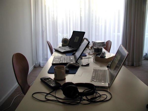 Photo of 2 desks with t40p, A31 and Powerbook17.